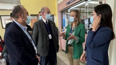 Autoridades de Salud visitan el Hospital de Castro y refuerzan el uso obligatorio de mascarilla en Urgencias