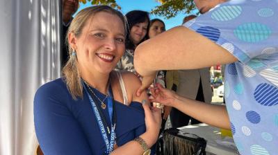 En plaza de Armas de Castro se realizó un operativo de vacunación con el Covid e influenza