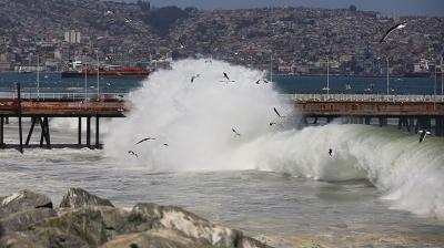 Armada emite aviso por marejadas desde este domingo en costas chilenas:  revisa horarios y zonas afectadas