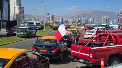 Gremio de taxistas colectivos realizan caravana para protestar por la nueva  alza de los combustibles en Iquique
