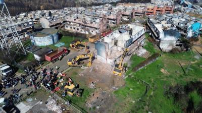 Penco: se inició demolición del conjunto habitacional Ríos de Chile destruido tras los incendios