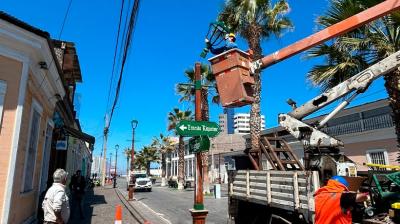 Inician recambio de luminaria pública en el Paseo Peatonal Baquedano de Iquique