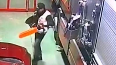 [VIDEO] Buscan al autor de millonario robo en cuartel de Bomberos de Lota