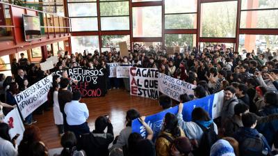 PDI detuvo a tres estudiantes de la UACh por agresión a ministra Lincolao