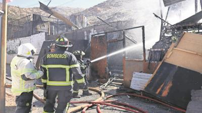 Incendio en Cartavio deja cuatro viviendas comprometidas y 17 damnificados