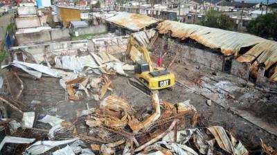 Penco: demuelen ruinas de la Escuela Vipla destruida tras los incendios de enero