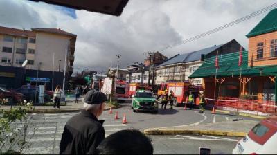 Evacúan supermercado Santa Isabel de Puerto Varas por fuerte olor a gas