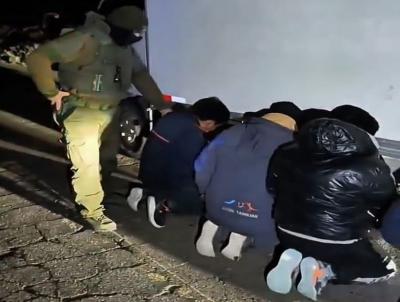 [VIDEO] Sorprenden a cuatro sujetos transportando mercancías de contrabando en sector fronterizo en Tarapacá