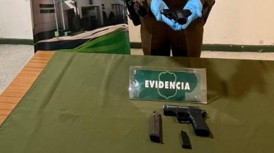 Carabineros detiene a tres estudiantes por porte de armas en liceo de Puerto Montt