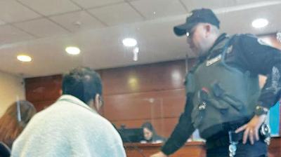 Detienen a profesor acusado de enviar videos y fotos sexuales suyas a alumna