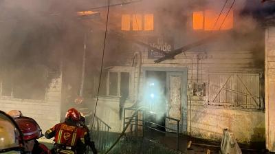 Casona fue consumida por un incendio esta madrugada en población Muñoz de Puerto Montt