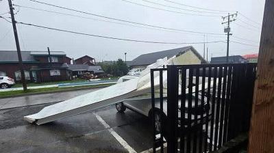 Rachas de viento de 100 km/h provocaron voladuras de techos en Chaitén y Puerto Montt