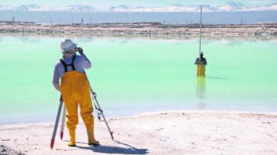 Novandino Litio logra aprobación ambiental para reducir extracción en el Salar de Atacama: fijan límite de 822 litros por segundo al 2028