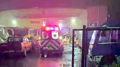 Un trabajador quedó atrapado bajo un bus en taller de Frutillar