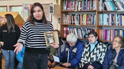 Artista Tatiana Sardá presentó fotolibros en Chiloé con amplia participación comunitaria