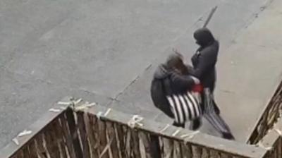 Adolescente de 16 años queda en internación provisoria por robo a mujer en Quellón