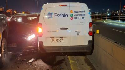 [VIDEO] Captan a camioneta de Essbio contra el tránsito en puente Juan Pablo II de Concepción