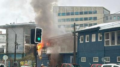 Incendio afectó a lavandería cercana al mall Costanera en Puerto Montt