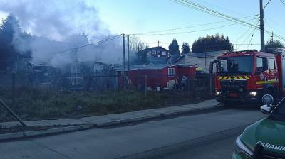 Incendio destruye por completo vivienda en pleno centro de Ancud