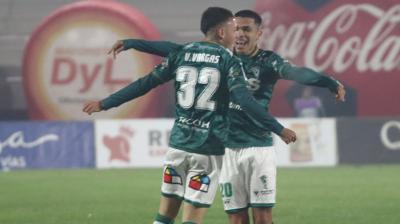 Los jóvenes coperos encumbran a Wanderers: sólido triunfo logró el Decano en Curicó