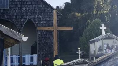 Dalcahue renovó histórica cruz en el cementerio del sector de Quetalco