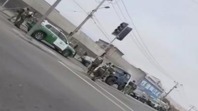 [VIDEO] Viralizan balacera y persecución de sujeto que se negó a ser notificado por tribunal en Alto Hospicio