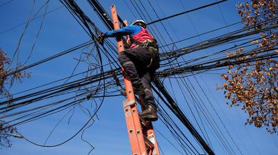 Inició el retiro de cables en desuso en Limache: “Nos va a permitir despejar las principales vías de la comuna”