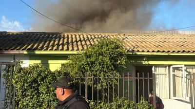 Incendio afecta a tres viviendas de Población Corvi en Quillota