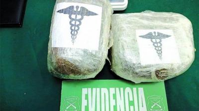 En auto de alta gama atrapan a tabino con $10 millones en marihuana