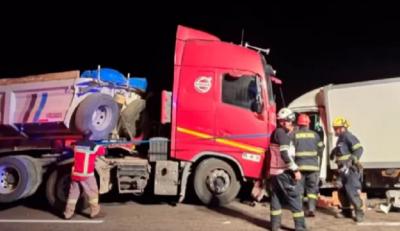 Tres muertos en choque frontal de camión con camioneta Porter en ruta internacional de Arica