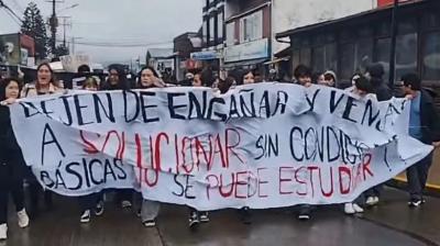Comunidad del liceo Galvarino Riveros realizó manifestación exigiendo solución de crisis de calefacción