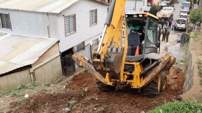 Penco contará con dos nuevas retroexcavadoras para fortalecer las labores de reconstrucción tras los incendios