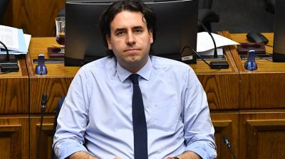 Senador Mirosevic se baja de gira presidencial para votar AC contra exministro Grau