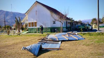 [VIDEO] Vientos de más 100 kilómetros por hora provocan voladuras de techos y caída de árboles en Antuco
