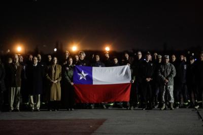 Gobierno recibió a los 45 bomberos que ayudaron en rescates en Venezuela: "Representan lo mejor de Chile"