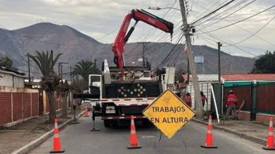 La Cruz: choque contra poste genera corte de luz y cierre de calle en sector Bolonia