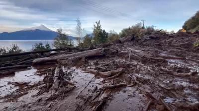 Interrumpen por completo el tránsito en la ruta a Petrohué de Puerto Varas por deslizamiento de material