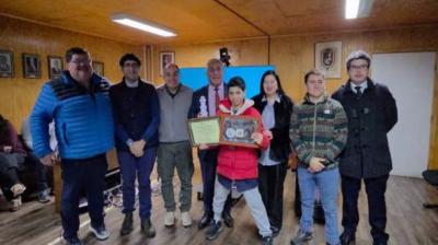 Concejo Municipal de Castro reconoce a “Corre Camilo” por sus logros deportivos e inspiración inclusiva