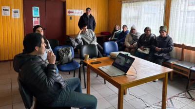 Prodesal Puqueldón fortalece conocimientos de crianceros con charla sobre manejo periparto en ovinos