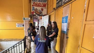 Fiscalizan a 23 migrantes en Mercado Centenario en Iquique