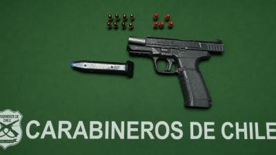 Sorprenden en Iquique a dos mujeres y un hombre con arma de fuego y municiones