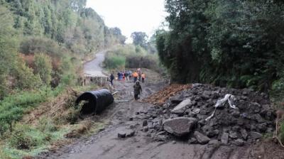 Municipio de Castro trabaja en recuperación de camino afectado por temporal en sector Carpe Diem