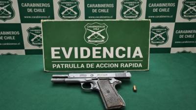 Sorprenden a hombre con una pistola en plaza del sector norte de lquique