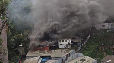 [VIDEO] Controlan incendio que afectó al menos dos viviendas en Valparaíso