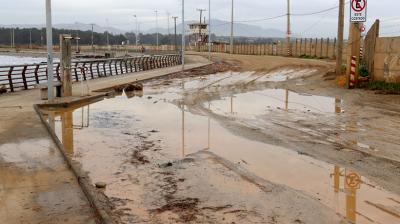 Avanzan las labores de limpieza y reparación del borde costero de Quintero tras sistema frontal