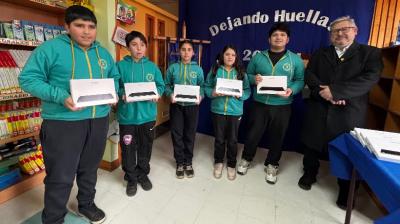 Diecinueve establecimientos de Chiloé recibieron tablets para apoyar el aprendizaje de estudiantes