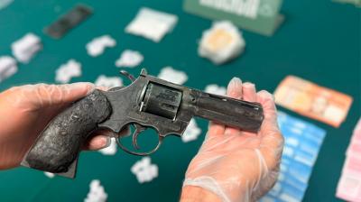 Amplio operativo policial desmantela red de narcotráfico en San Antonio
