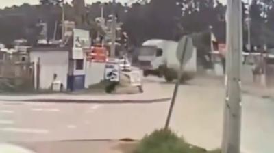 Camión sin frenos arrasa con cerca y termina al interior de una propiedad en El Tabo