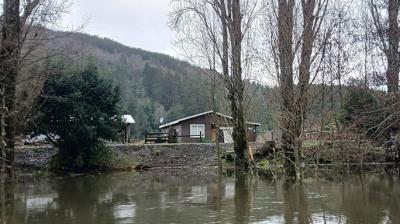 Abordan necesidades de comunidades afectadas por crecidas de ríos en Osorno