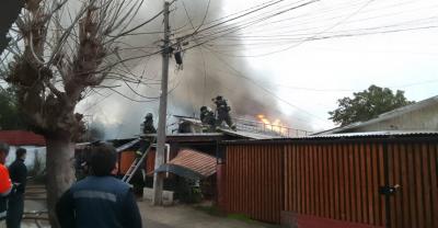 Incendio afectó dos viviendas y un vehículo en población Amanecer de Quillota